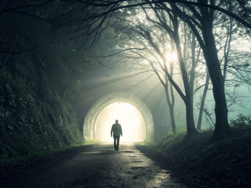 Symbolische Darstellung der Reise der Seele nach dem Tod mit Lichttunnel und mystischer Atmosphäre.